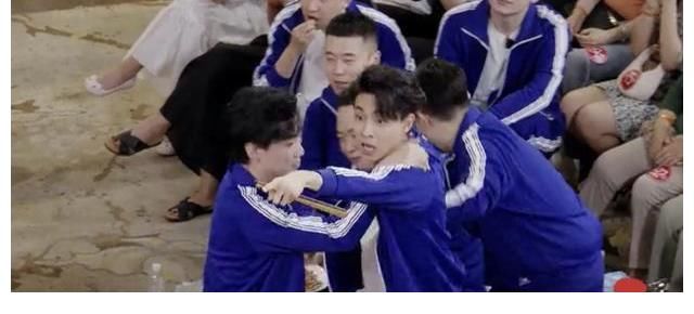 秦霄贤|德云团综烧饼、张九南成黑衣人，被淘汰还能出演，足见师父的偏心