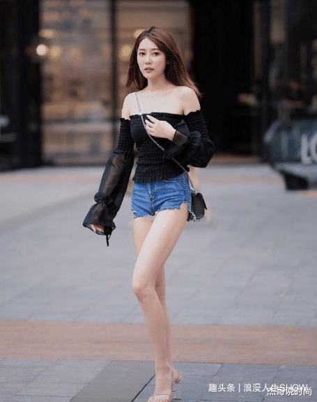 黑色一字肩上衣搭配蓝色开叉短款裤,大气端庄,时尚优雅