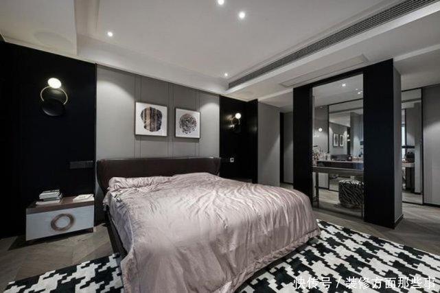 大理石|125平现代风三居室,客厅用高级黑色木饰面+柜子增加动区收纳