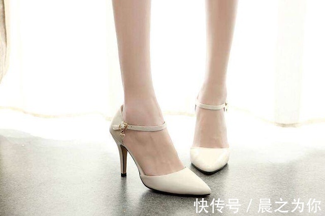 美丽 尖头高跟鞋秀出美丽女人优雅气场,这样的打扮男同事见了都说美