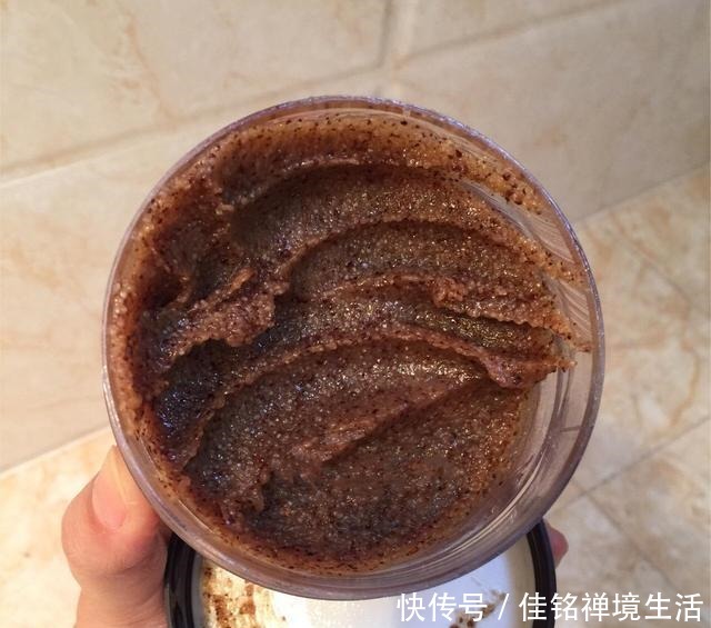 每次路过咖啡店我都会去要一包免费的咖啡渣,它的妙用实在是不少