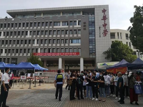 南通大学|考生开始进入考场，为你们加油！