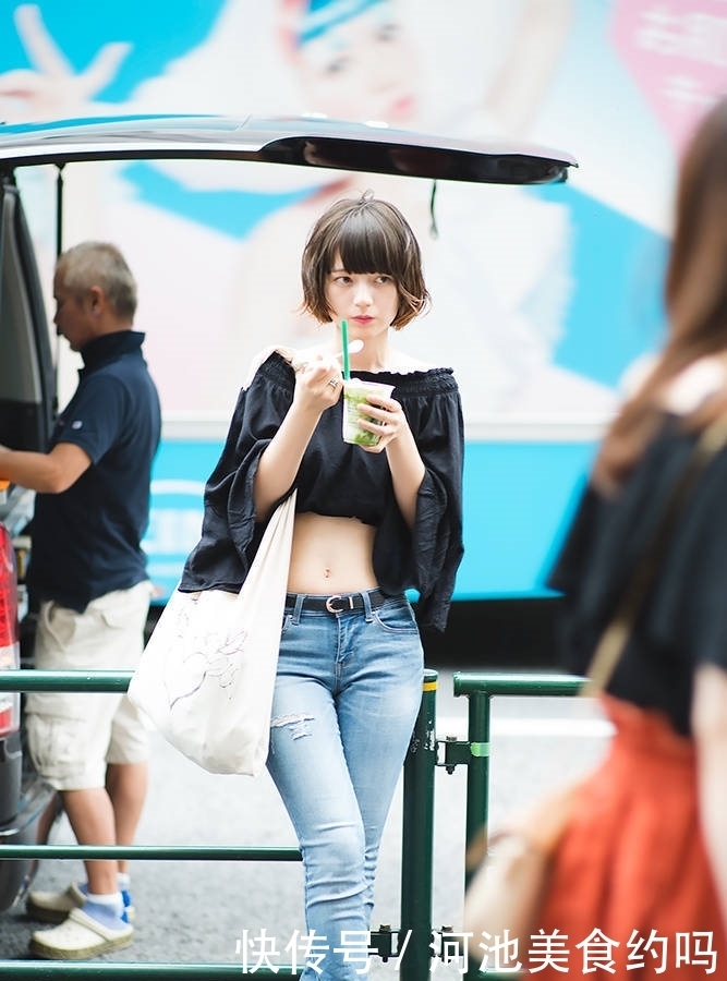 时尚穿搭：牛仔裤搭配露脐上衣，秀出娇艳动人的气质。