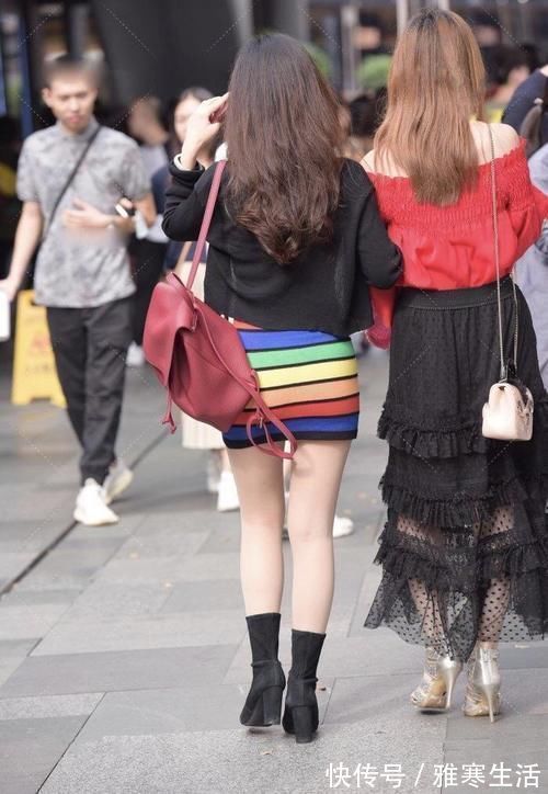 连衣裙 连衣裙彰显有层次的穿搭,清凉却搭配了个“靴子”这也算时尚?