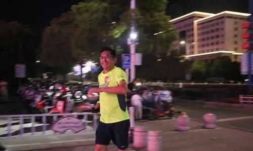 一段时间|43岁大哥，每天晚上夜跑五公里，一段时间后，身体有何变化？