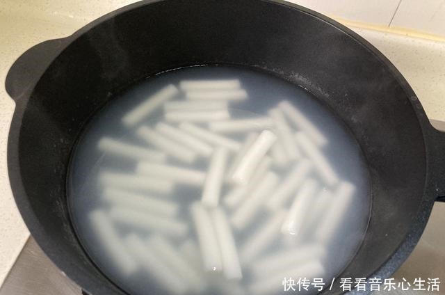 八月孩子迷上了这早餐,简单炒一炒就出锅,软糯Q弹,香辣过瘾