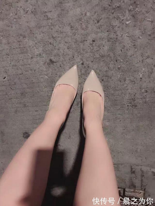 高跟鞋 尖头细高跟鞋经典款式重新赋予了新的时尚灵魂,就像点睛之笔