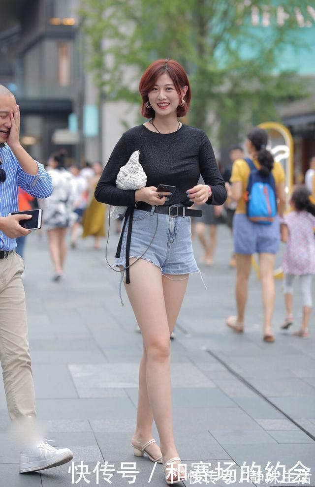 紧身 黑色紧身长袖搭配高腰牛仔短裙,时尚高挑,气质迷人