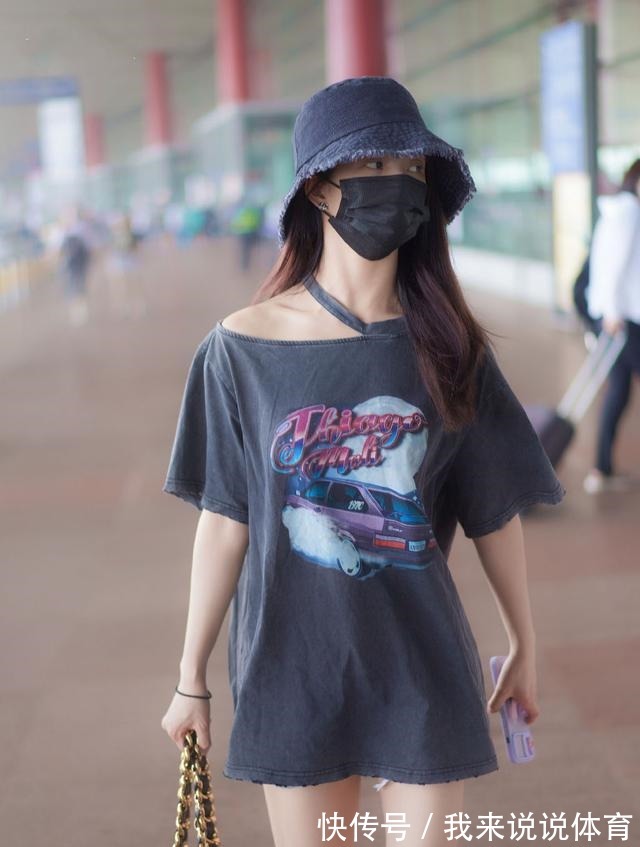 性感|刘些宁穿露肩T恤走机场,还大胆挑战“下衣失踪”,漫画腿真抢镜!