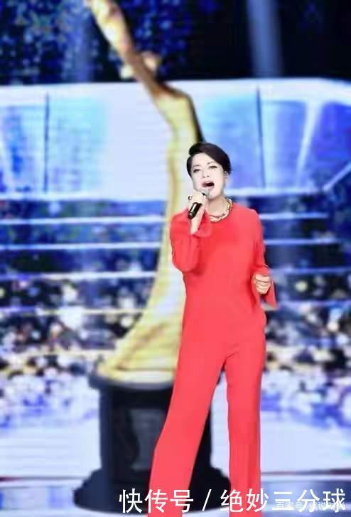 57岁毛阿敏真敢穿,大红连体裤配大金链子,不仅不俗还很高级