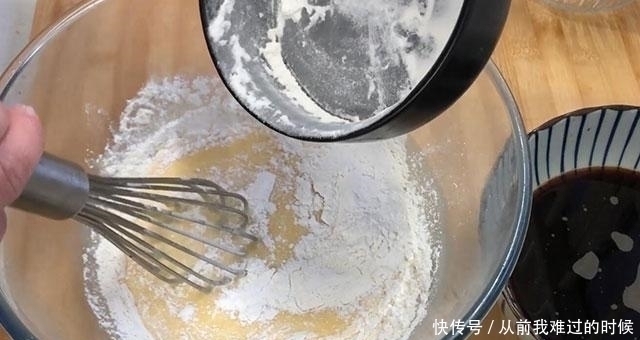 儿时经典小零食，老式蜂巢蛋糕，做法简单，窝峰明显，香甜又弹性