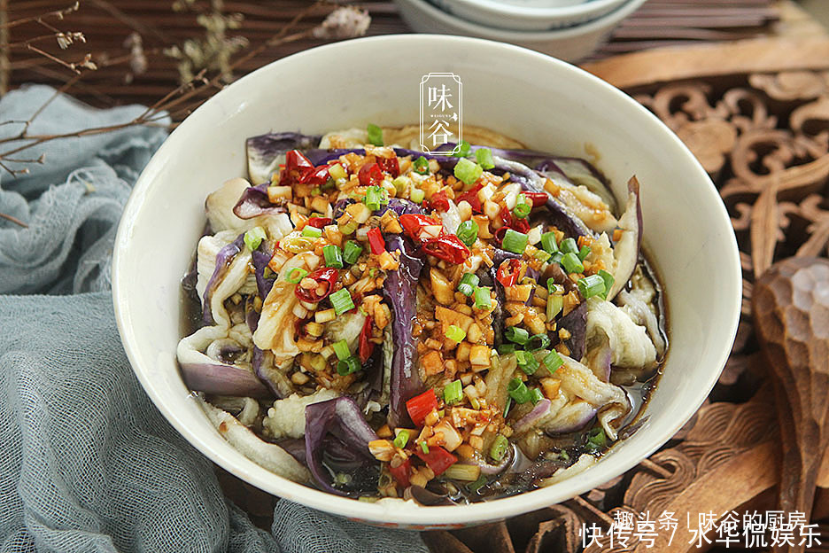 茄子|夏季吃凉拌茄子,茄子直接蒸大错特错,多加一步,茄子不黑还美味