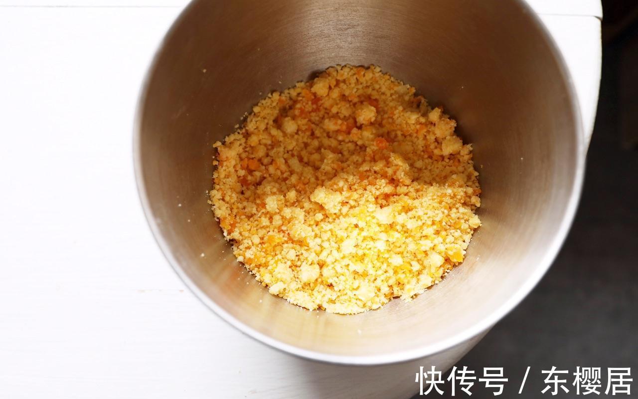 香酥可口的咸蛋黄酥，浓浓椰香，满口酥脆