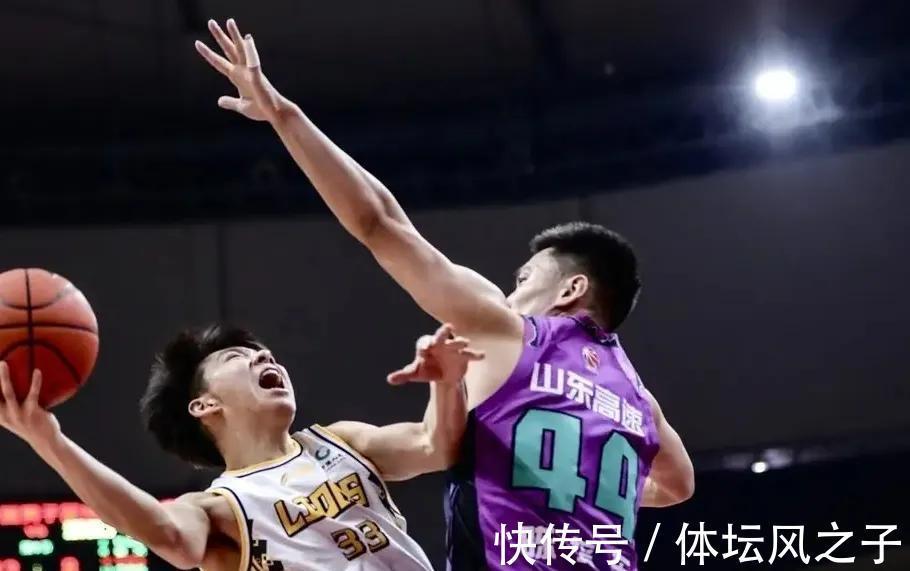 哈德森|山东男篮击败争冠球队,徐长锁险些葬送好局,关键时刻还看哈德森