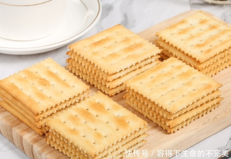 超市有4种“尴尬”饼干,比奥利奥好吃却无人问津,导购:不识货啊!