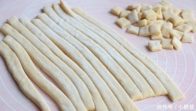 面粉里加2个鸡蛋,不用蒸不用炸,健康好吃,女儿一口一个停不了
