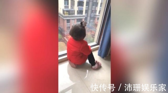 妈妈|女儿每天准时坐在窗前,吃饭也喊不动,妈妈顺窗外一瞧乐坏了