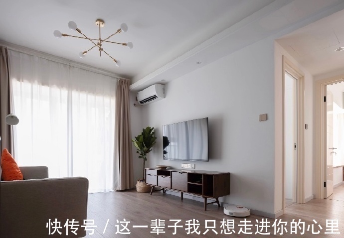 客餐厅|通风一年终于搬新家,墙面只刷乳胶漆,电视墙不造型,越看越耐看