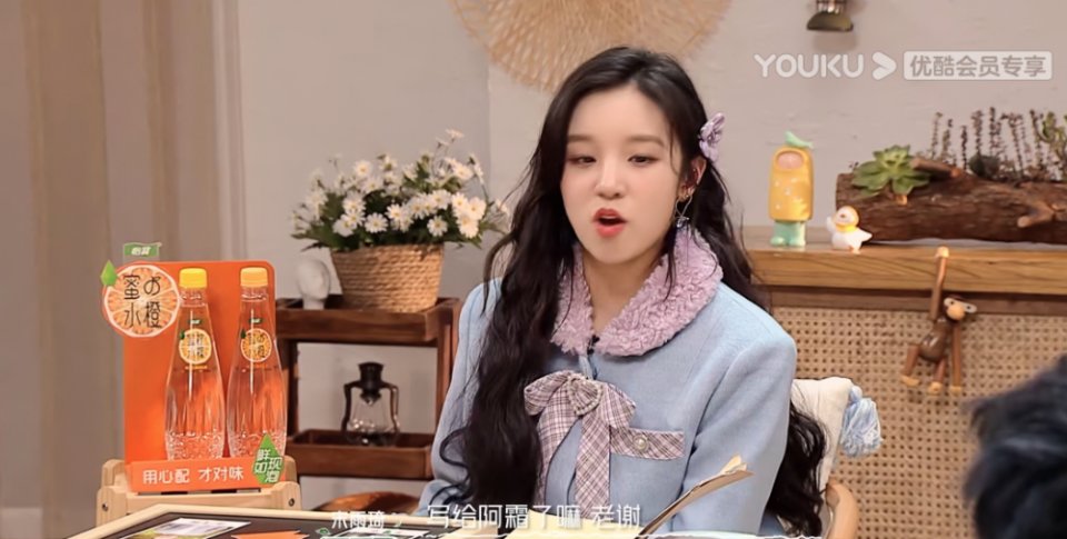 《我们恋爱吧》现绿茶？女四同时撩两位男生，朱正廷拆穿得很直白