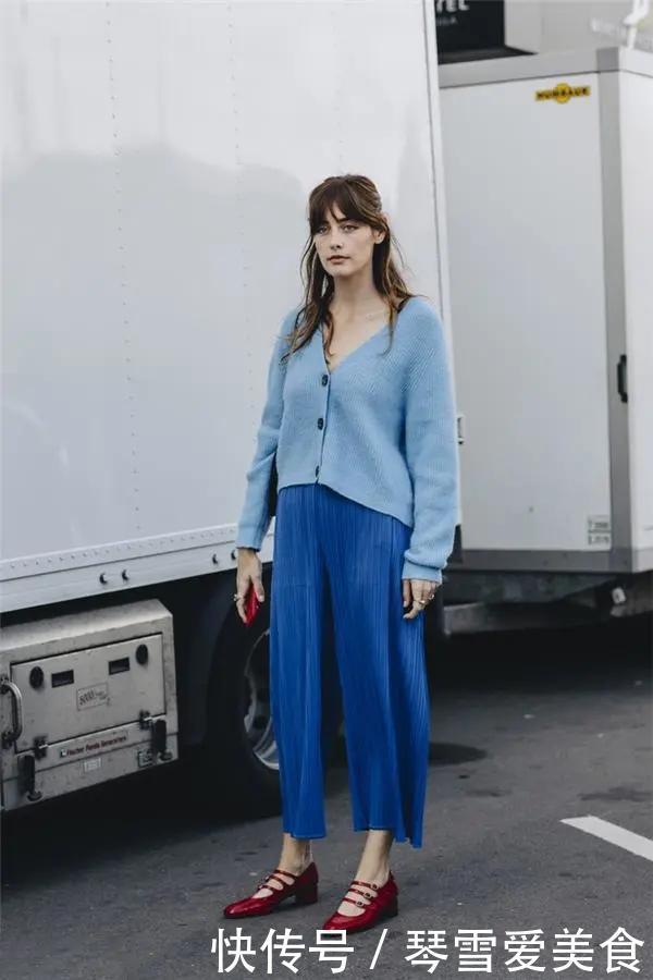 女人过了45岁，少穿黑白灰！多穿这5种“颜色”，非常显气质