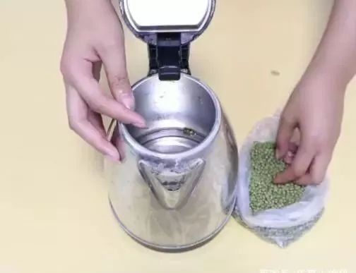 你家有废旧不用的电热水壶吗教你一招变废为宝,一年省下不少钱