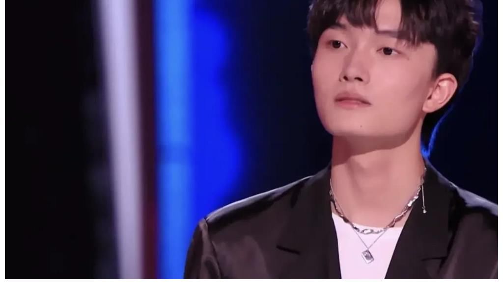 吉克雋逸|吉克雋逸真把自己當(dāng)導(dǎo)師了，李榮浩還在點評，她直接打斷自己先說