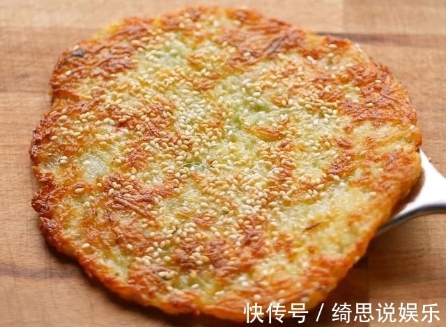 土豆丝不要炒菜啦,一搅一拌做成早餐饼,焦香酥脆,5分钟出锅