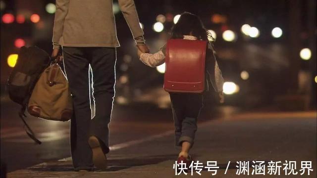 上学|4岁女儿准备上学,却被小区的道闸“拦住”,网友太可爱了