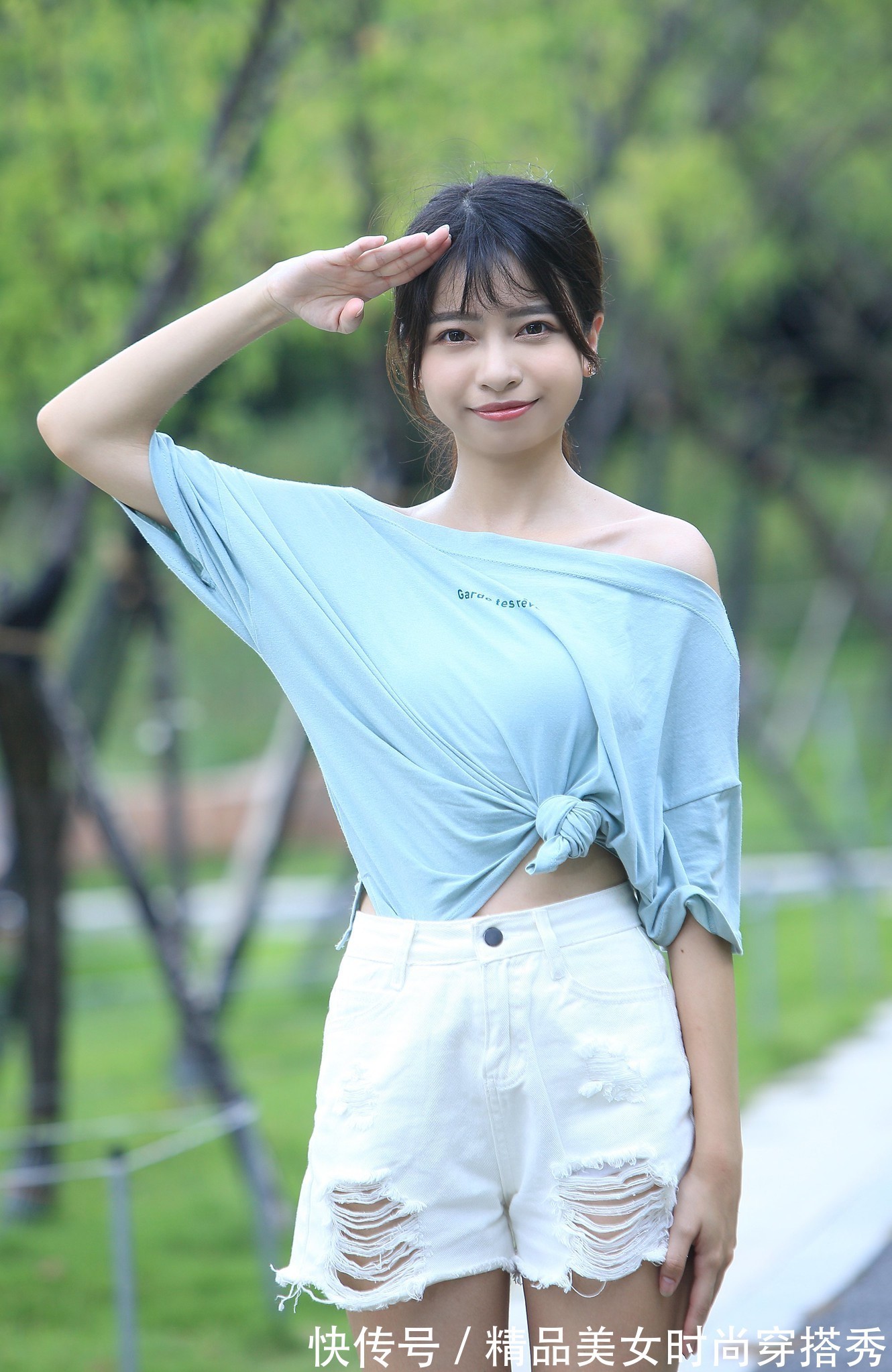 小清新|“小清新”的蓝色很显白皙肌肤,搭配白色短裤,轻松穿出大长腿