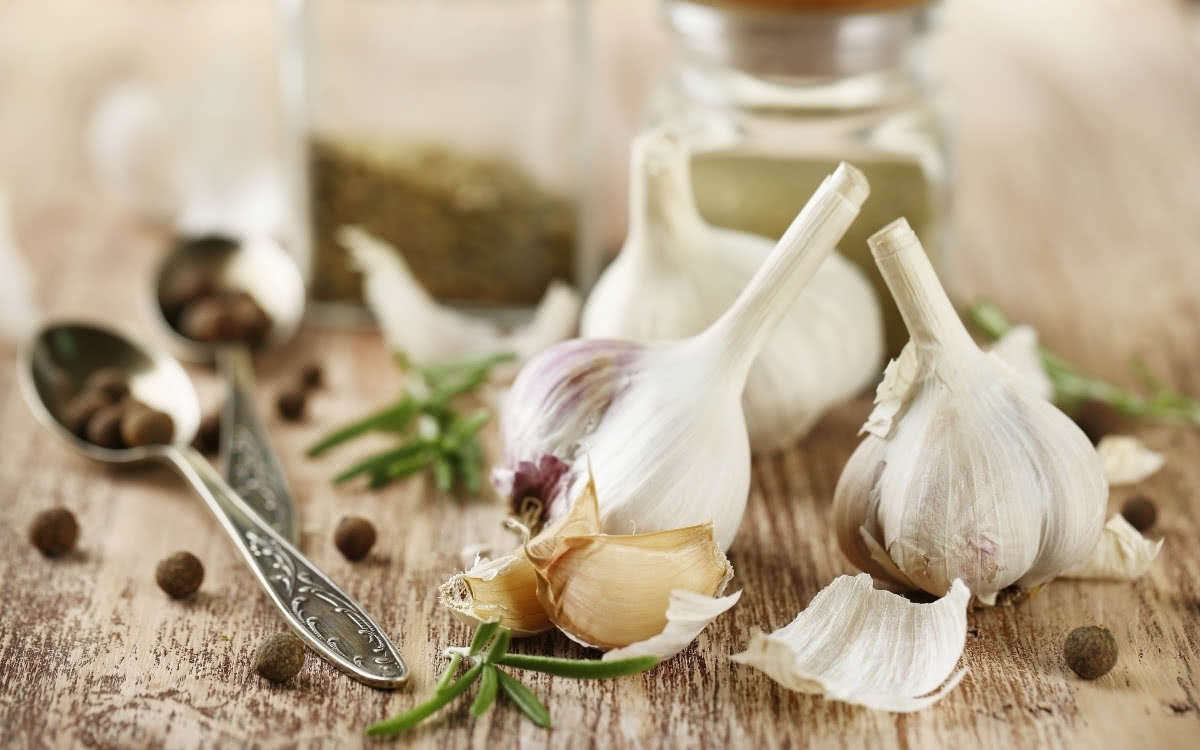 食物中毒|53岁女子食物中毒离世!医生说大蒜不能这样吃,看完一身冷汗