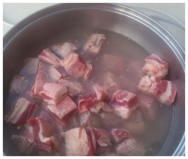 在家自己炖牛肉，想要牛肉煮得烂，只需要加上“山楂”