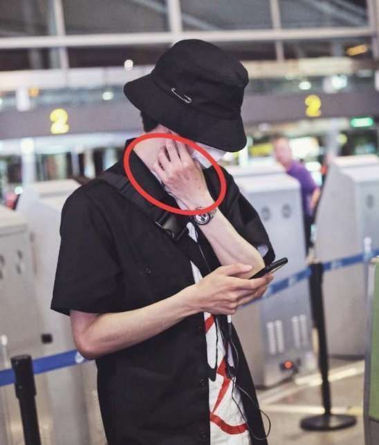 王一博|王一博卖惨翻车彩排时身体不适还吐了,结束后却偷吃食物