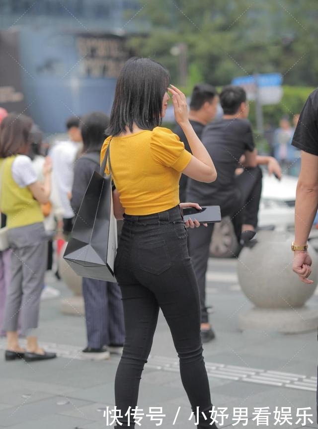 黑色|休闲的衣服搭配粗跟鞋显高级,黑色配亮色时髦感十足