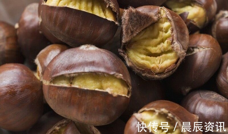 板栗好吃剥壳难,原来是用错了水,教你一招,去皮干净不伤手