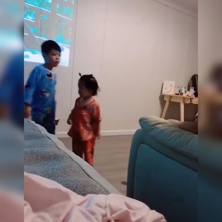 哥哥|感情超好兄妹走红,妹妹哥哥你快走,我帮你挡着,爸爸不敢揍我