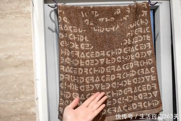 窗户|洗澡时,一定要在卫生间窗户上挂一条毛巾,学会受用一生!
