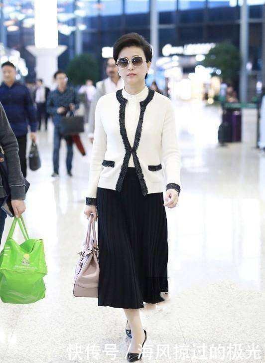 52岁杨澜真会穿,一身黑白配看似简单却暗藏玄机,难怪你穿不好看