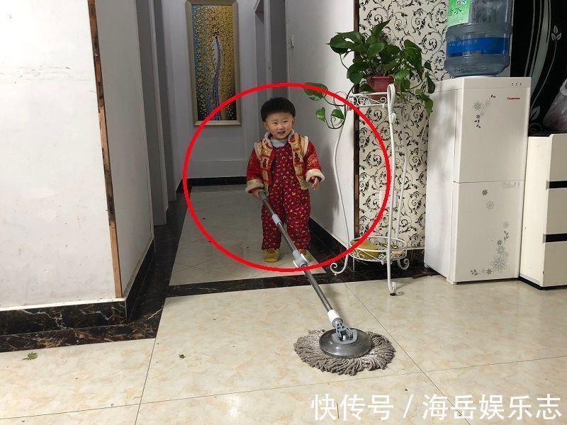 家务|娃睡了,妈妈“抢时间”忙家务,回头看到娃的举动,瞬间泪崩!