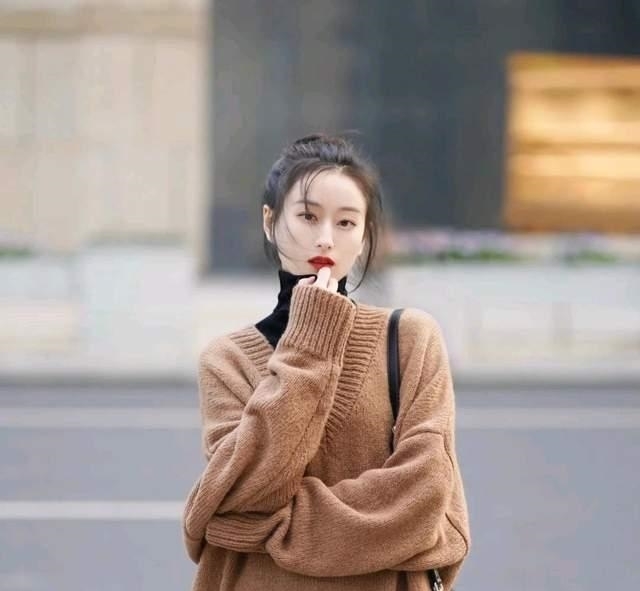正确 这才是毛衣的正确穿搭,简单优雅又减龄,轻松穿出20岁的感觉