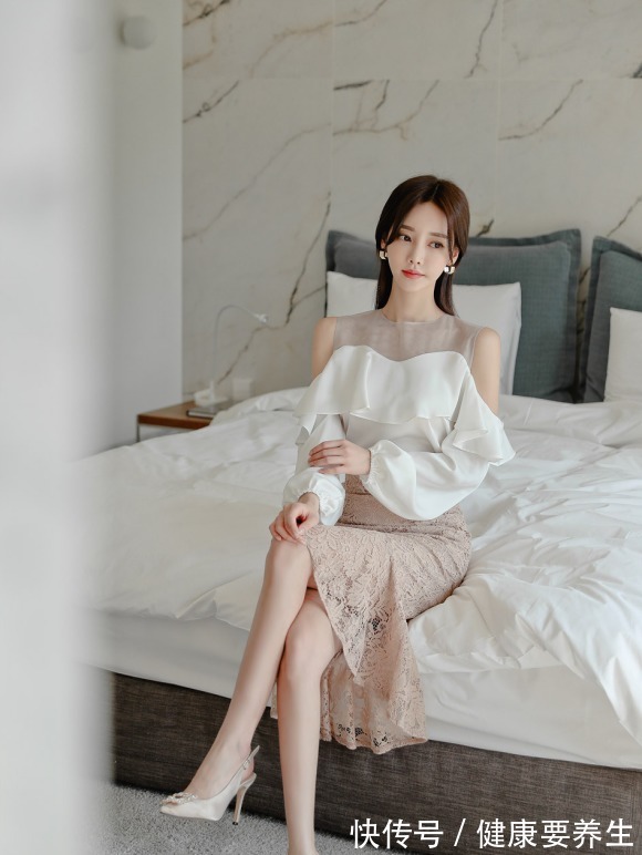 高跟鞋 法式小香风上衣搭配蕾丝鱼尾半身裙,凸显女性时尚优雅的气质!