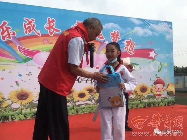 西安|迎接六一 西安的哥的姐给小学生送图书学习用具