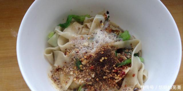 泼面|油泼面的面片这样做才最正宗,劲道爽滑特好吃,一勺油下去太香了