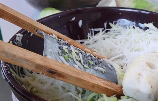 萝卜|教你山西传统腌酸菜的做法,腌一瓮酸菜都不加盐,又香又酸又好吃