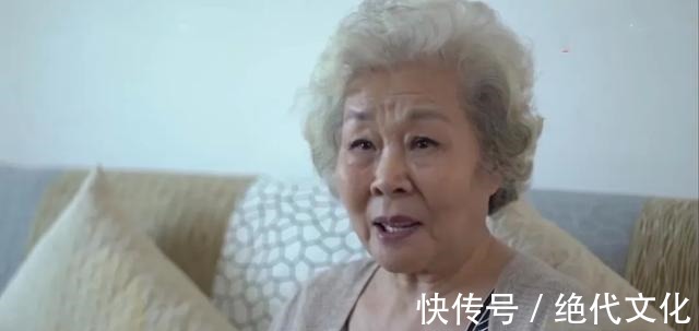 老年人&84岁女歌唱家住进养老院,说不想给儿女添麻烦,网友却议论纷纷