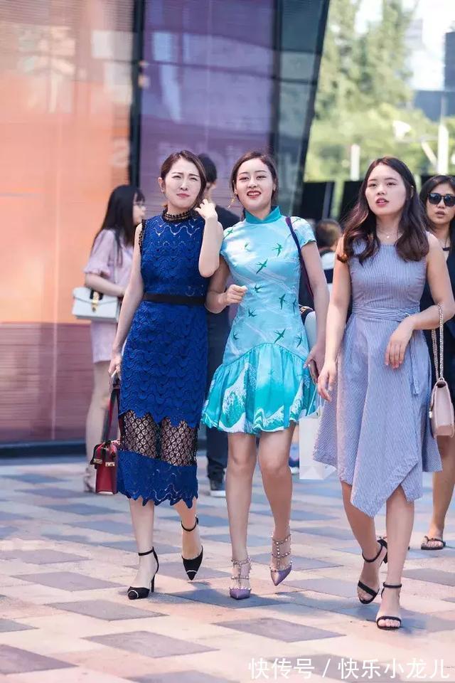 酒红色 酒红色T恤,看上去有点轻熟的时尚感,颜值依旧是无法被遮掩