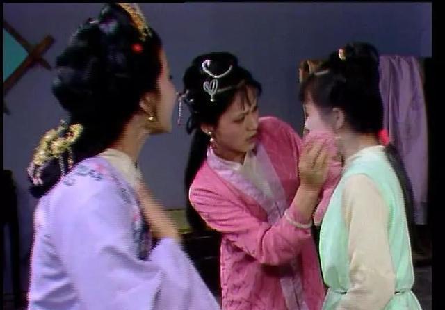 丫鬟&麝月不愧是第二个袭人,她们二人联手排挤芳官,手段确实太高明!