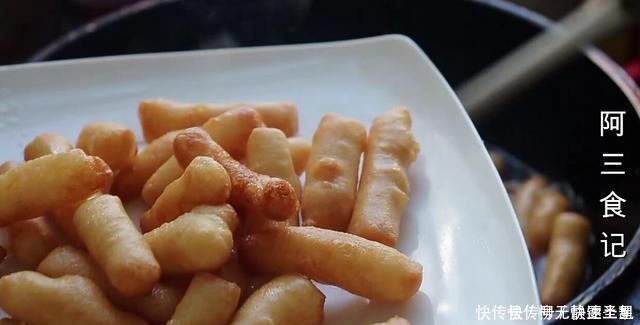 糯米粉这样做真是太香了,开水一烫,香甜酥脆,出锅全家抢着吃!