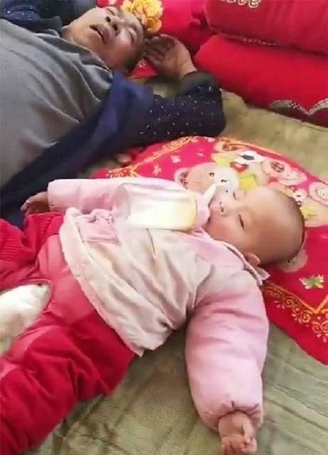 奶瓶|爷爷在家看孩子,一老一小睡着了,宝妈宝宝太厉害把爷爷哄睡了