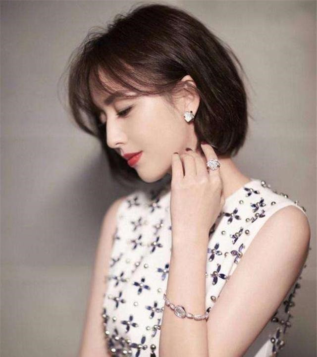 短发造型 到了50岁的“家庭妇女”，有白发的剪这3种发型，减龄还洋气