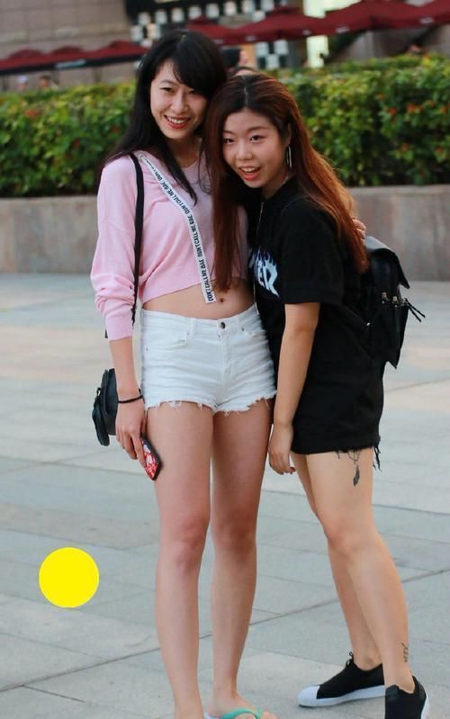 牛仔|路人街拍粉色露脐装配牛仔热裤,这位辣妈真敢穿呀